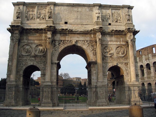Arco di Constantino-2.JPG - The largest of the 3 archways is almost 85ft wide and 69ft high.